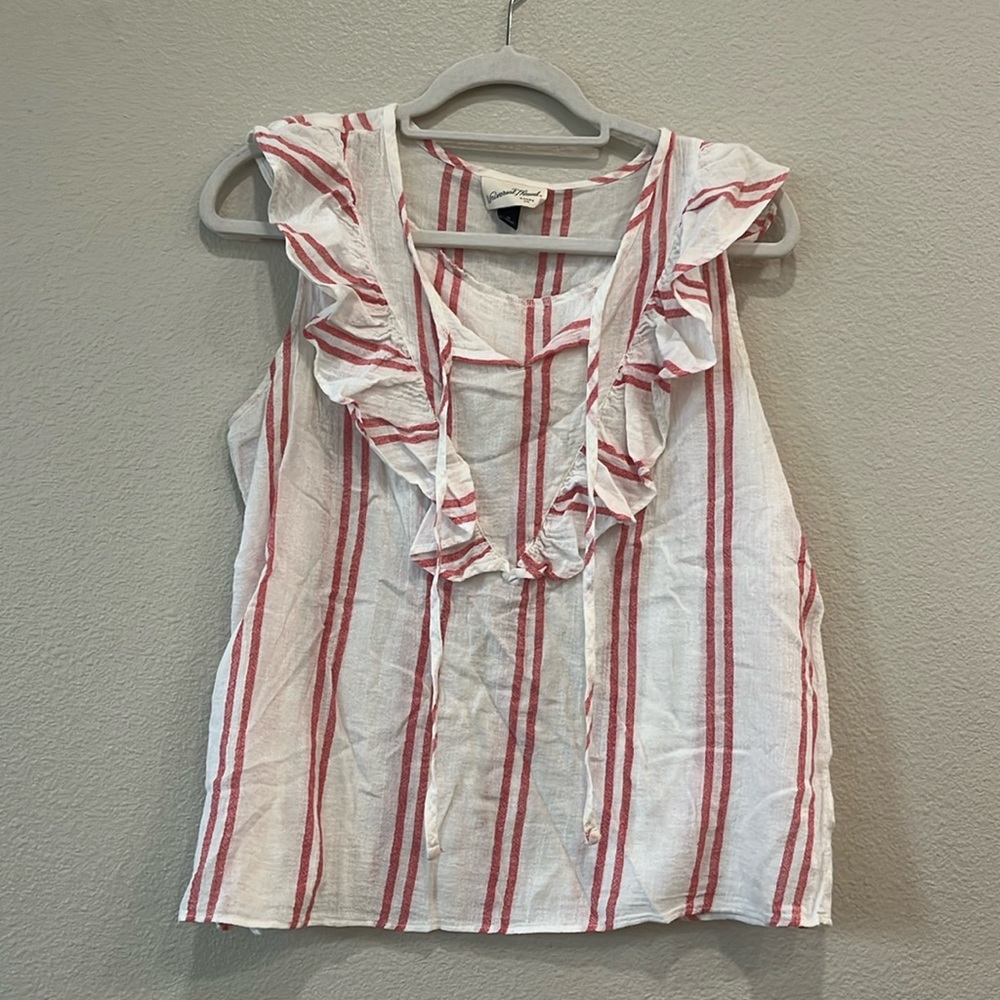 Universal Thread M linen tank. Ruffle bib, tie
